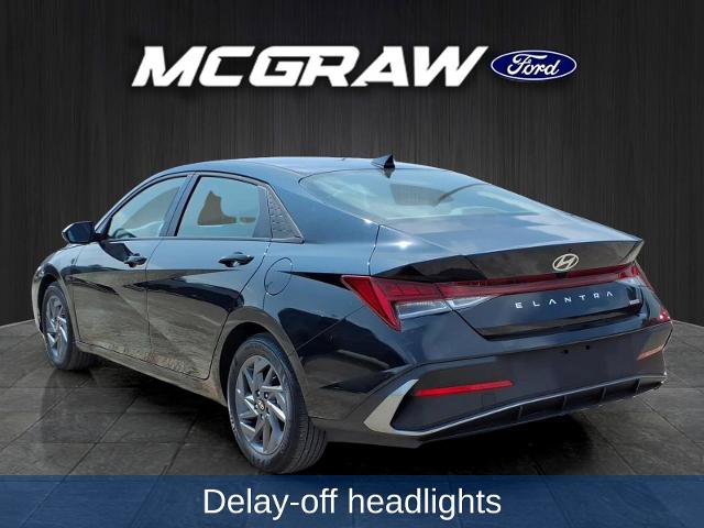 Used 2025 Hyundai Elantra Hybrid FWD image 9