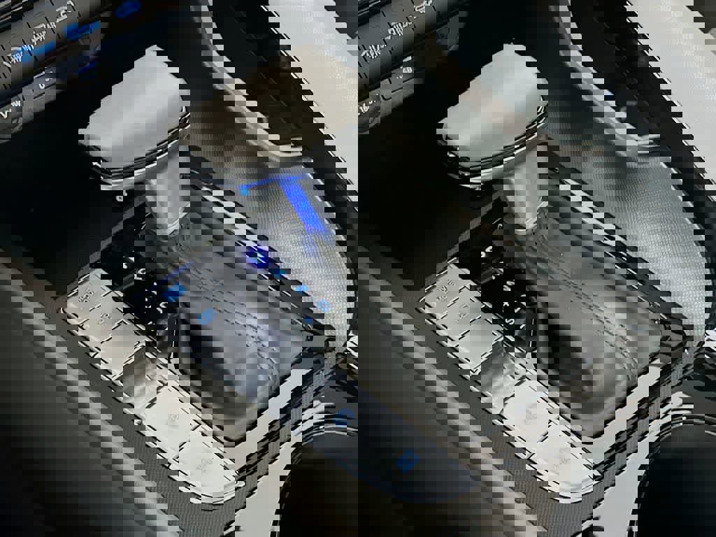 Used 2025 Hyundai Elantra SEL image 21