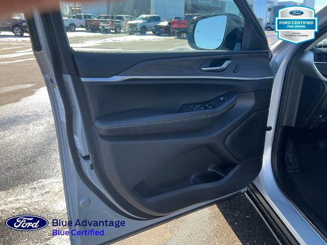 Used 2023 Jeep Grand Cherokee Limited image 23