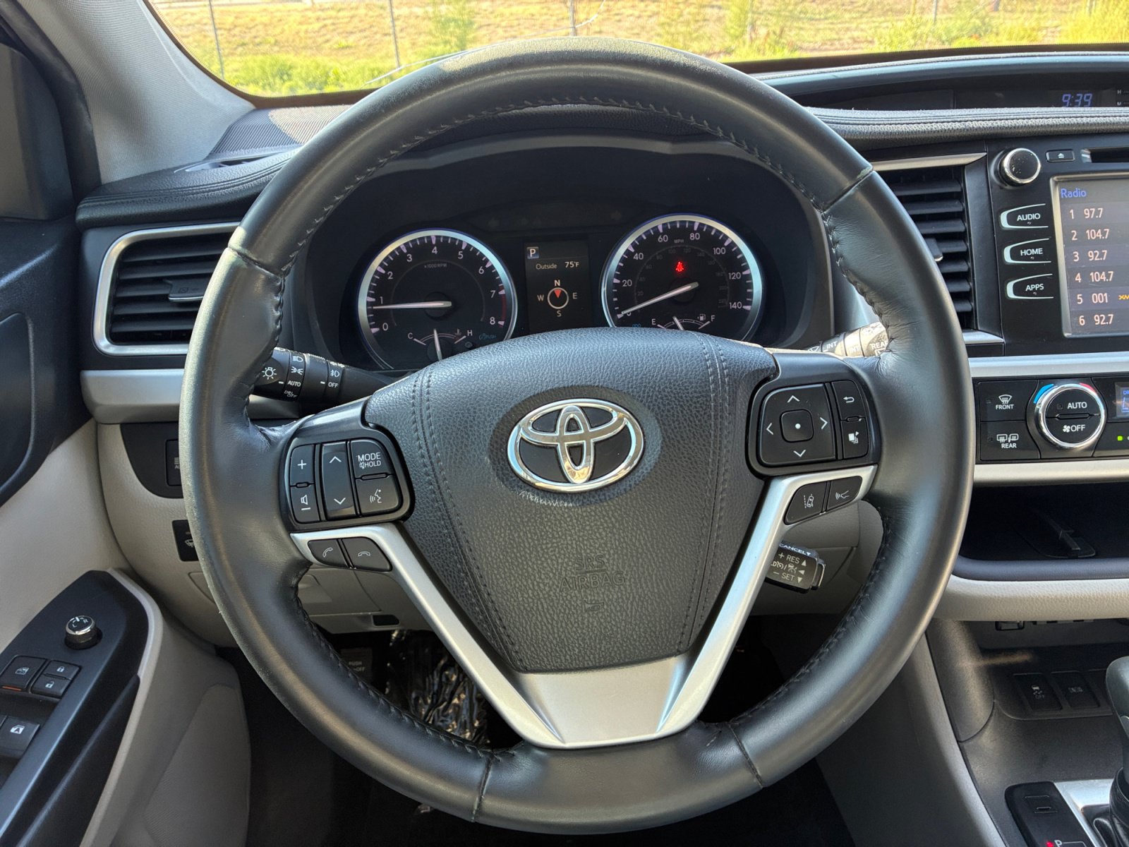 Used 2019 Toyota Highlander XLE AWD/4WD image 9