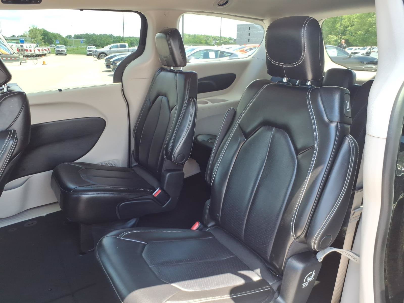 Used 2023 Chrysler Pacifica Touring-L FWD image 14