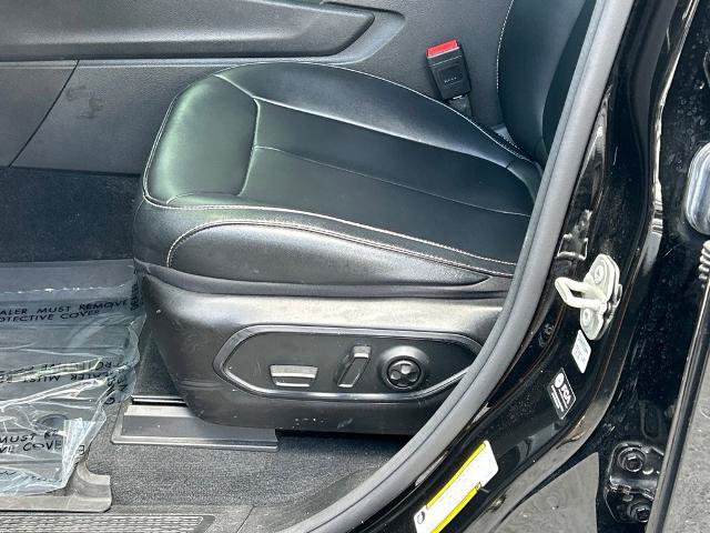 Used 2024 Jeep Grand Cherokee L Limited w/ Black Appearance Package RWD image 16
