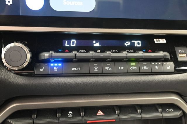 Used 2025 Toyota Tundra Limited AWD/4WD image 13