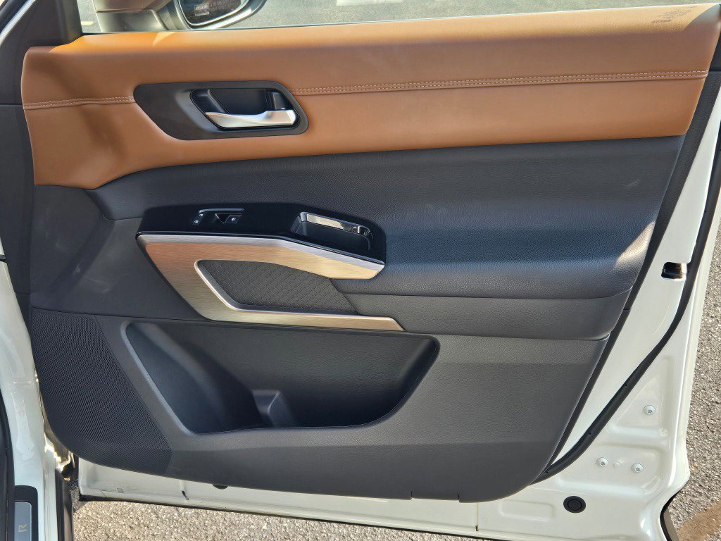 Used 2024 Nissan Pathfinder Platinum image 7