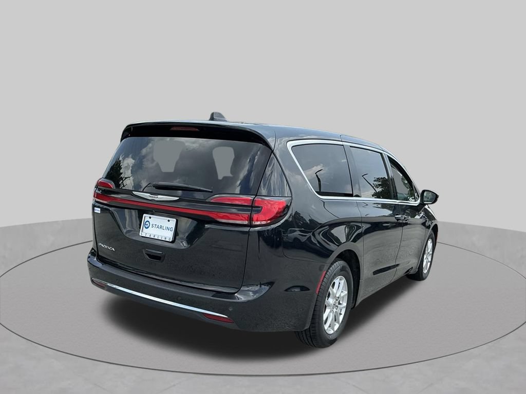 Used 2023 Chrysler Pacifica Touring-L FWD image 11
