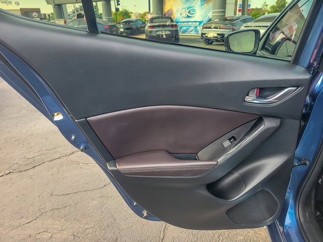 Used 2018 MAZDA MAZDA3 Touring FWD image 17