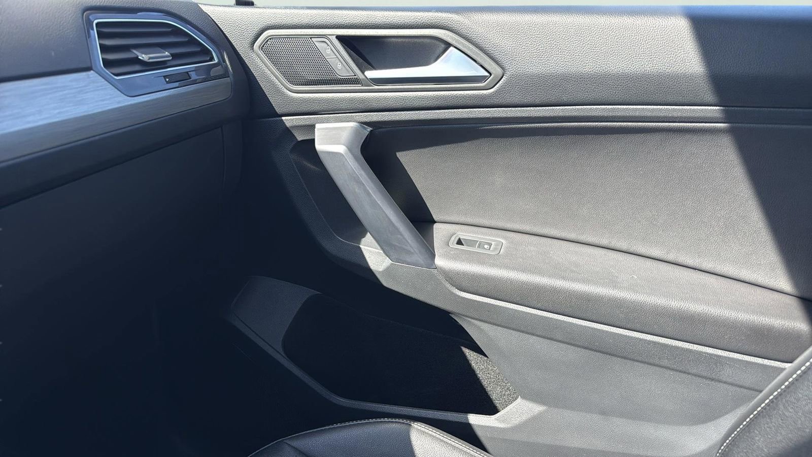 Used 2021 Volkswagen Tiguan SEL w/ 3-Row Tiguan MDO Package image 24