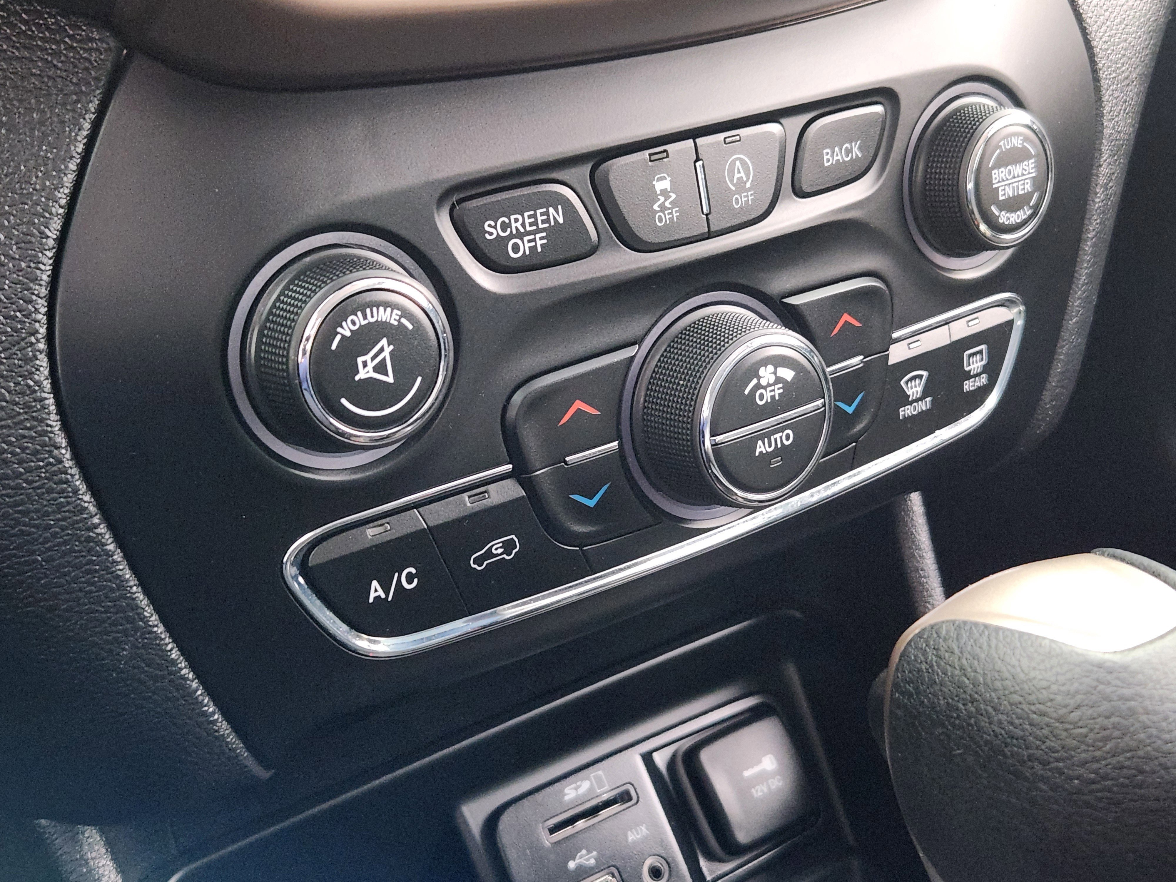 Used 2017 Jeep Cherokee Latitude w/ Comfort/Convenience Group image 24