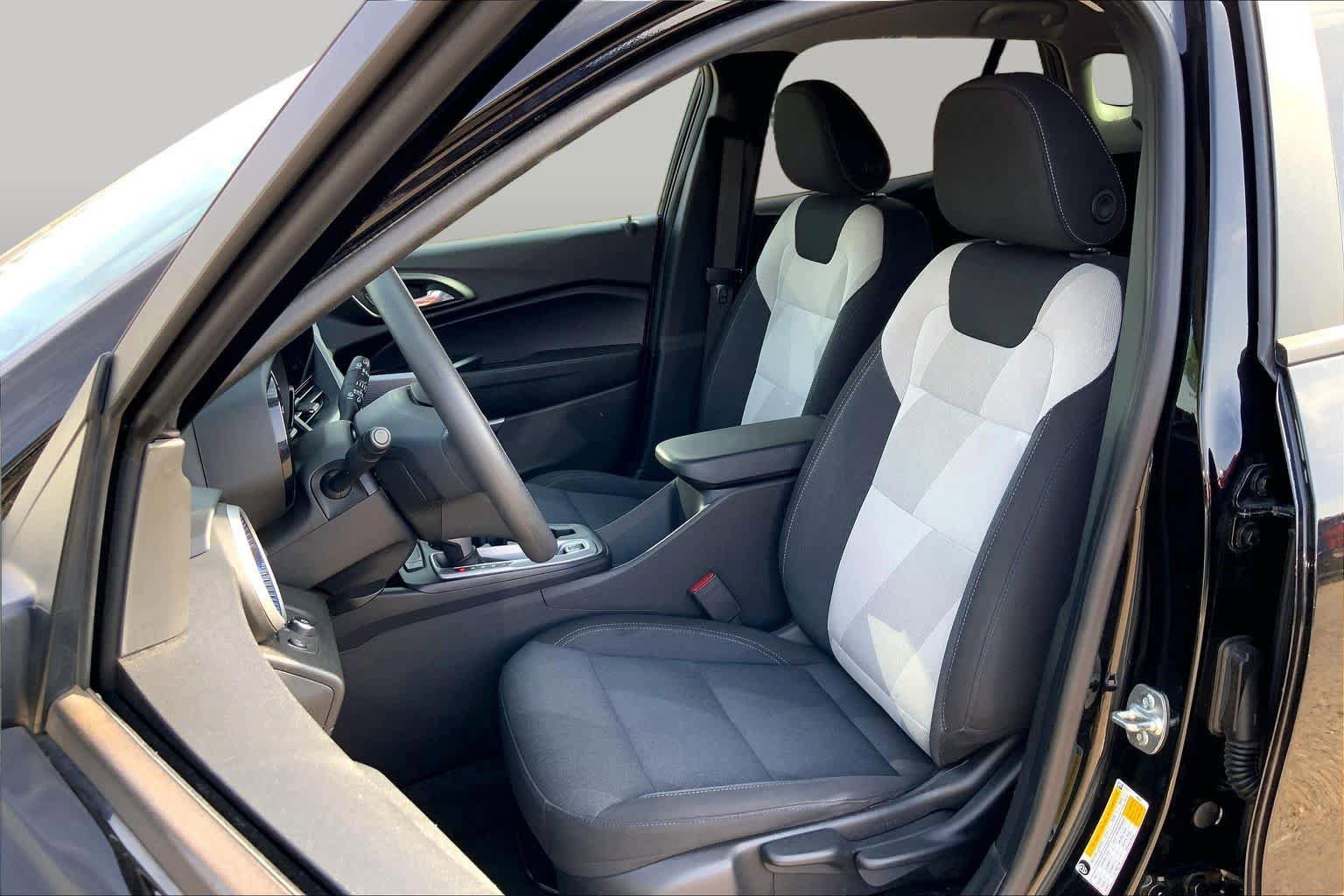 Used 2025 Chevrolet Trax LS FWD image 8