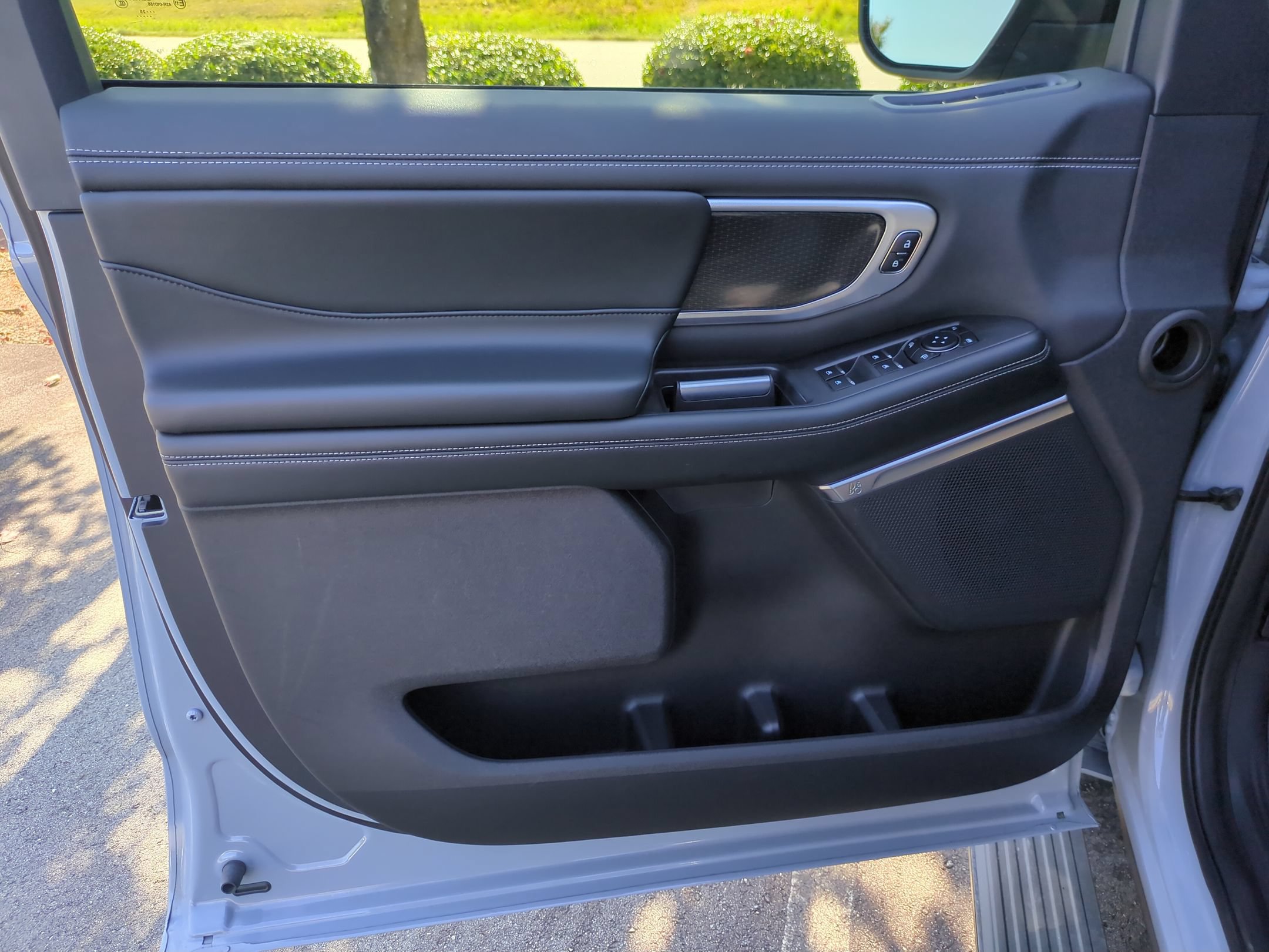 Certified 2025 Ford Expedition Platinum w/ Stealth Appearance Package AWD/4WD image 11
