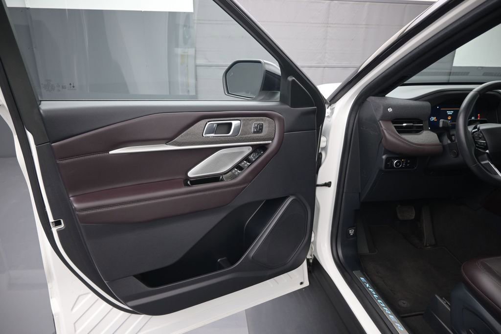 Certified 2025 Ford Explorer Platinum RWD image 17