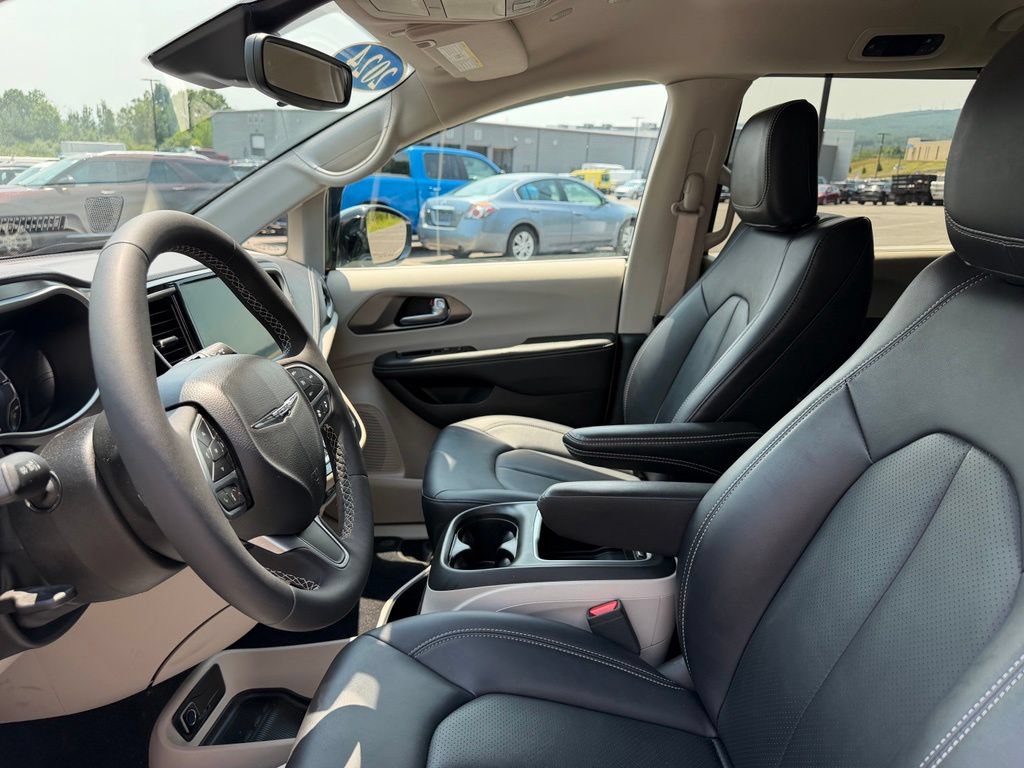 Used 2024 Chrysler Pacifica Touring-L FWD image 7