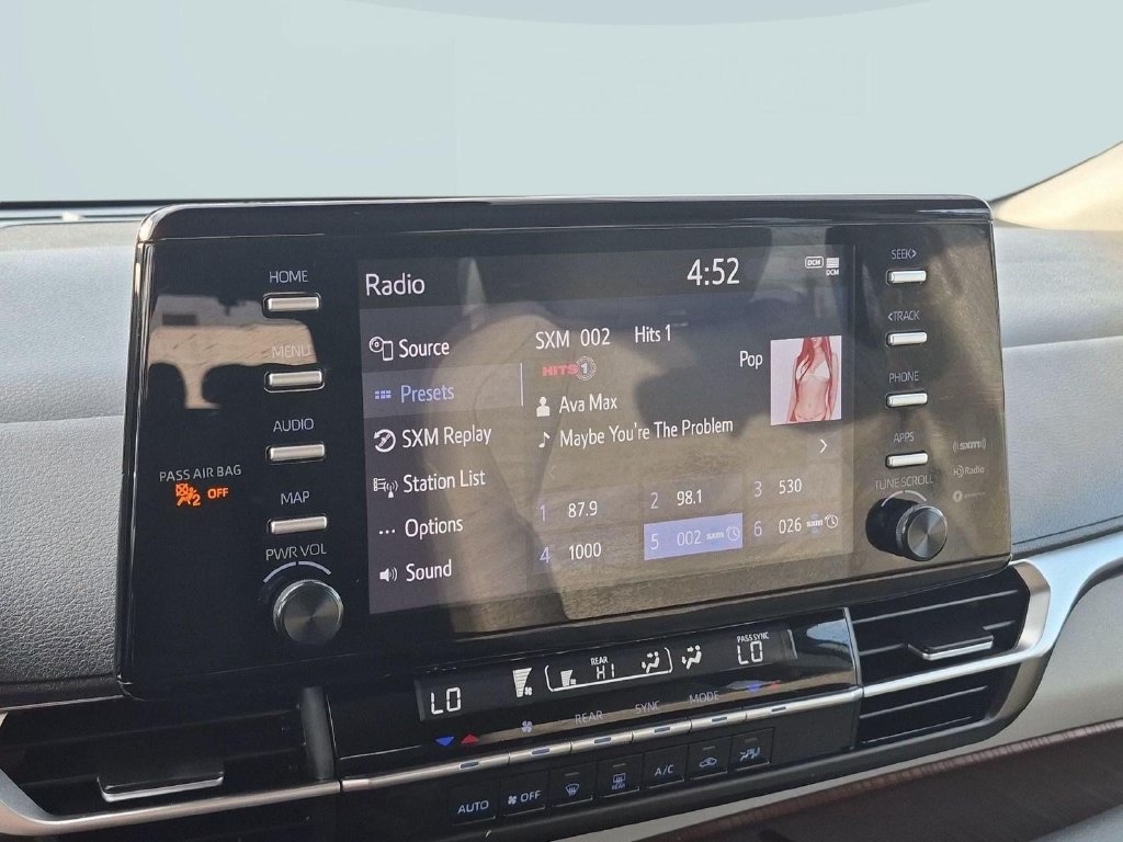 Used 2024 Toyota Sienna LE AWD/4WD image 17