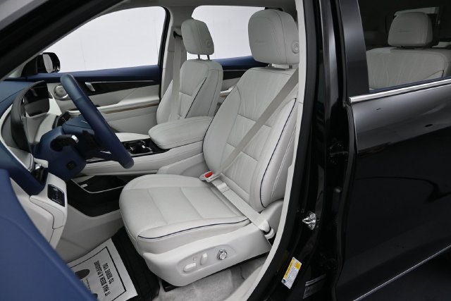 Used 2025 Buick Enclave Avenir w/ Trailering Package, 5000 lbs. FWD image 11