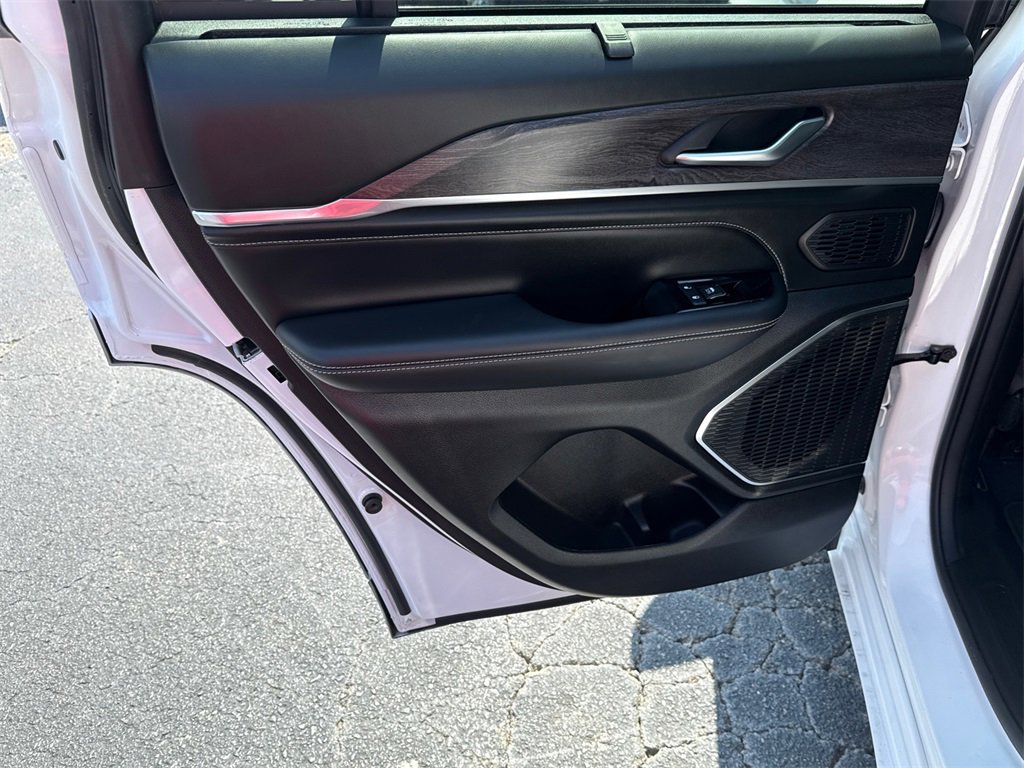 Used 2023 Jeep Grand Cherokee Overland w/ Luxury Tech Group IV image 22