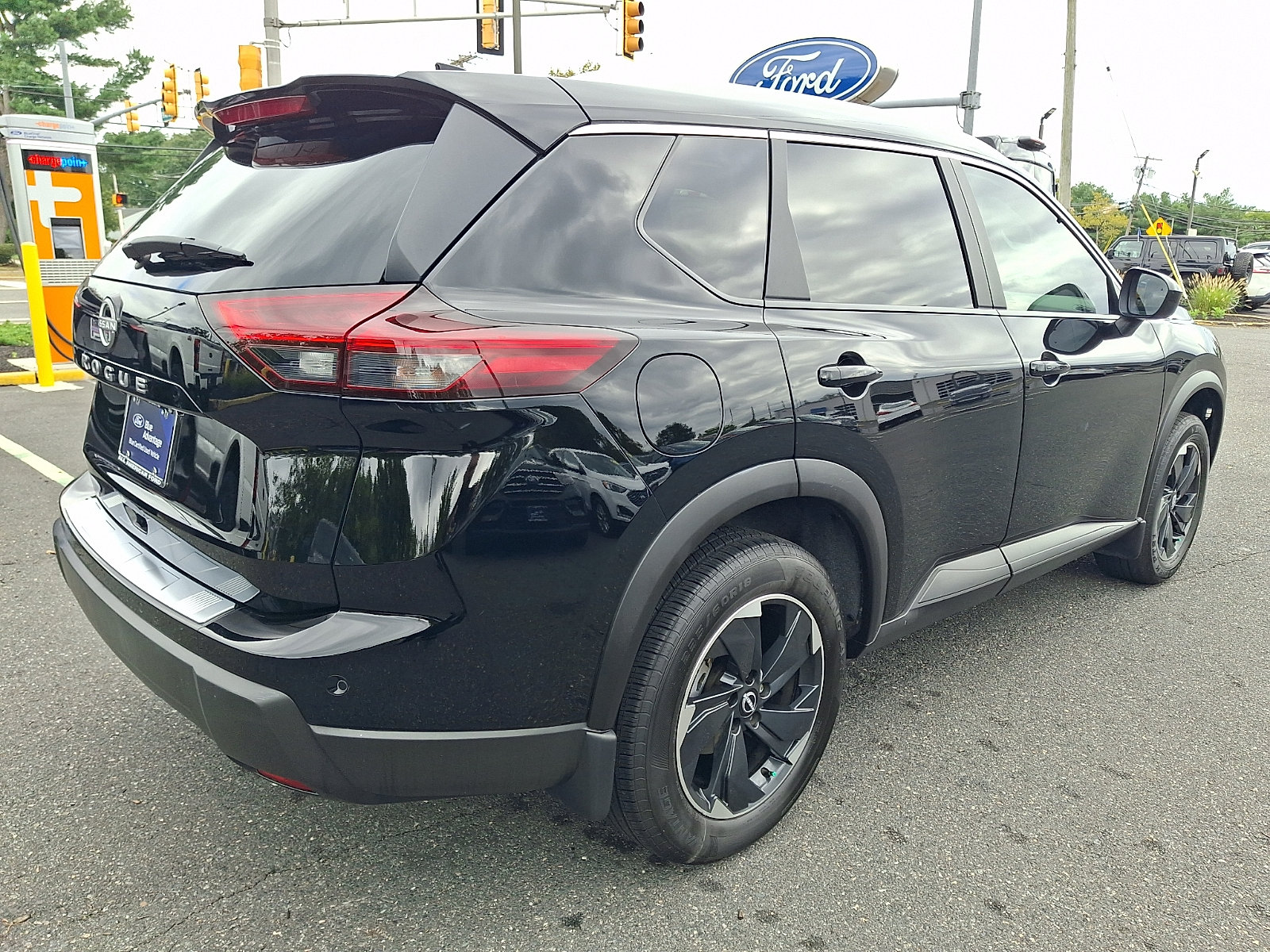 Used 2025 Nissan Rogue SV w/ SV Premium Package FWD image 11