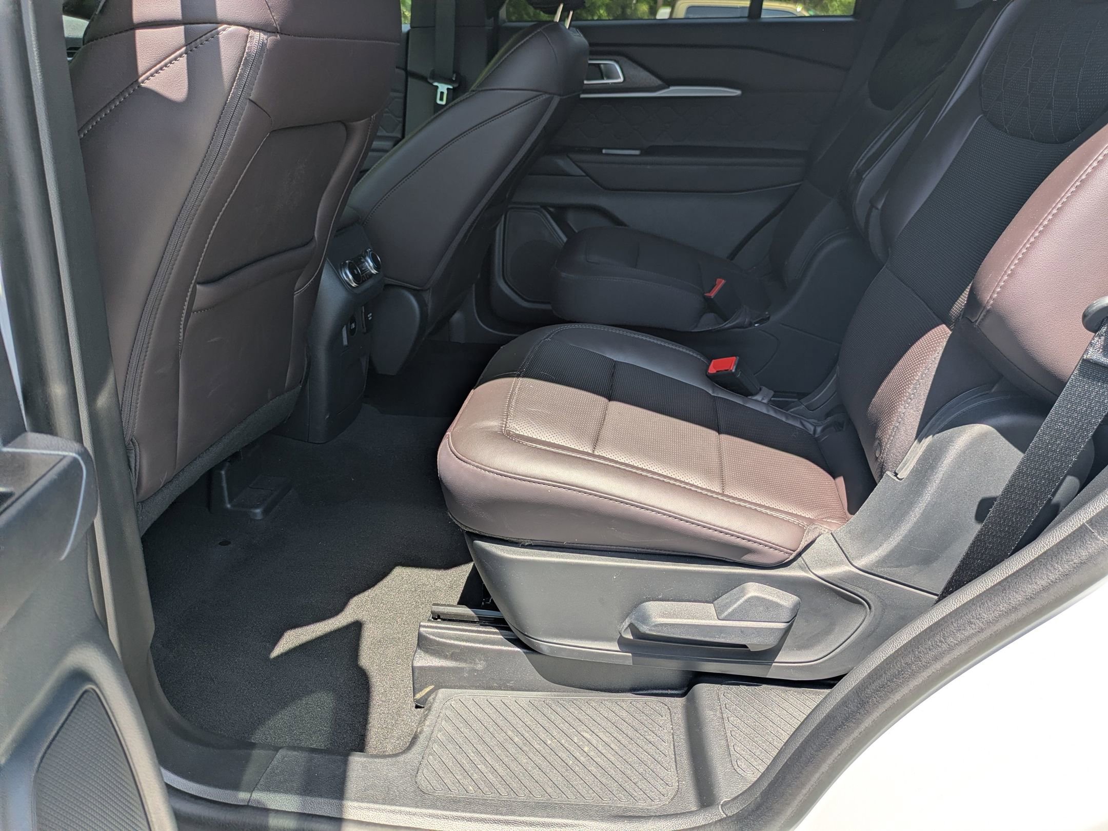 Certified 2025 Ford Explorer Platinum w/ Ultimate Package AWD/4WD image 30