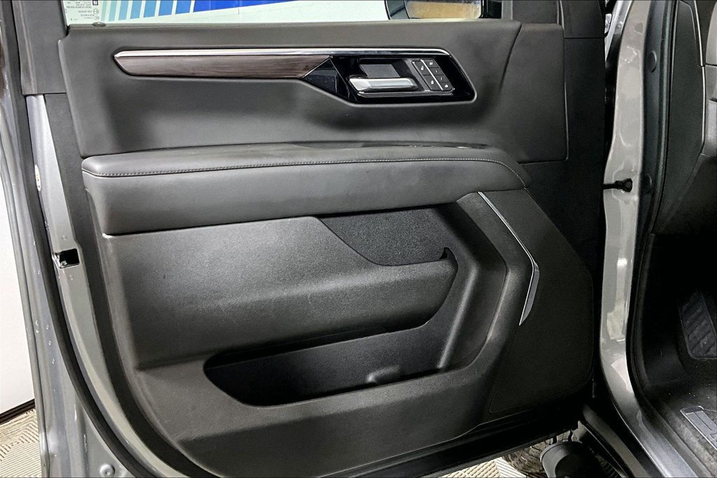 Used 2025 Chevrolet Suburban Z71 AWD/4WD image 18