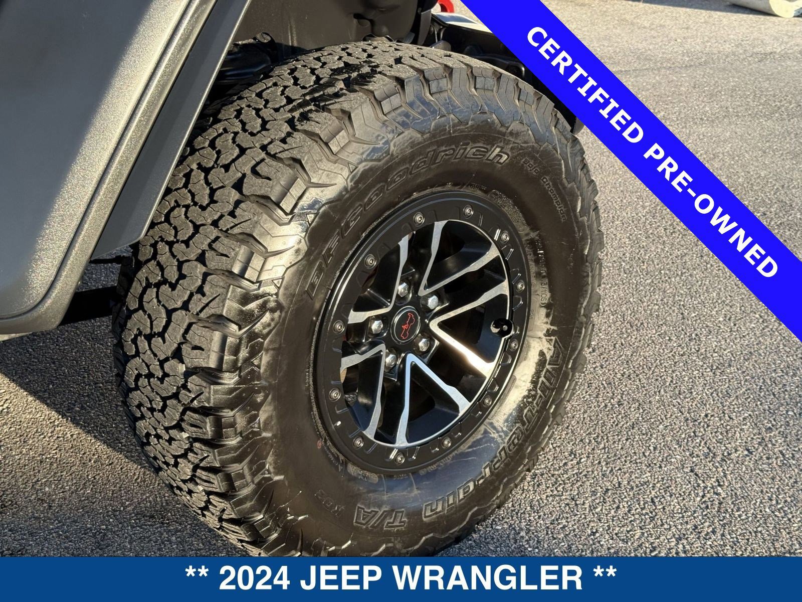 Used 2024 Jeep Wrangler Unlimited Rubicon w/ XTREMEE 35" Tire Package image 13