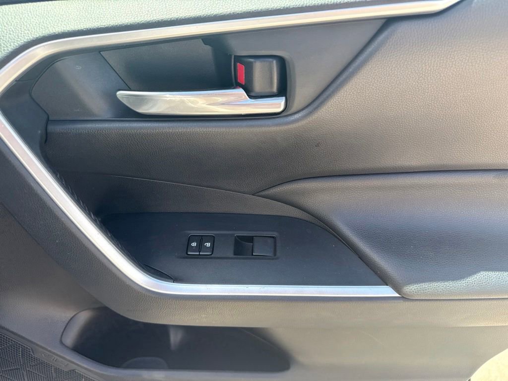 Used 2020 Toyota RAV4 XLE w/ Convenience Package FWD image 28