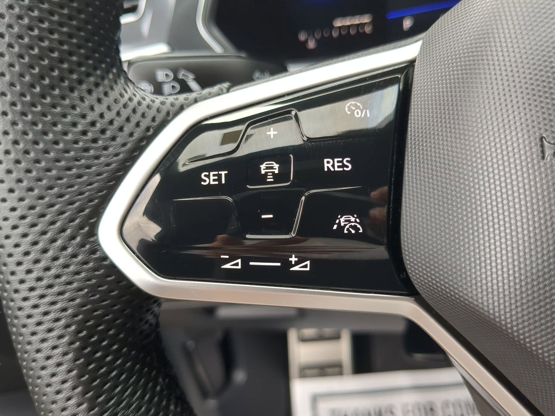 Used 2022 Volkswagen Tiguan SE R-Line image 50