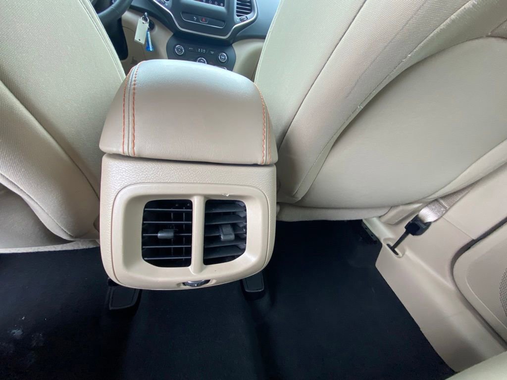 Used 2019 Jeep Cherokee Latitude w/ Popular Appearance Group FWD image 24