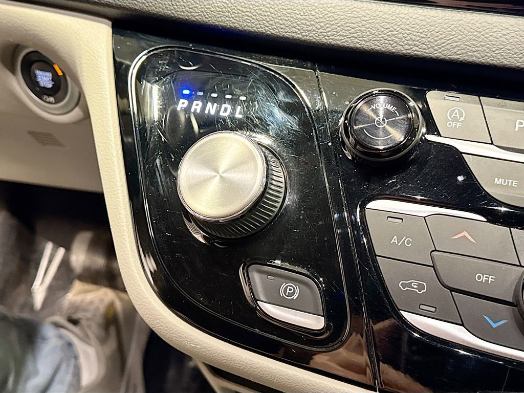 Used 2022 Chrysler Pacifica Touring-L FWD image 14