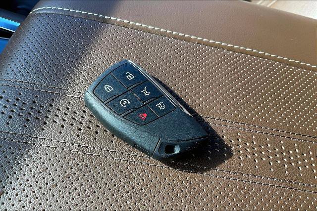 Used 2025 Chevrolet Suburban High Country RWD image 11
