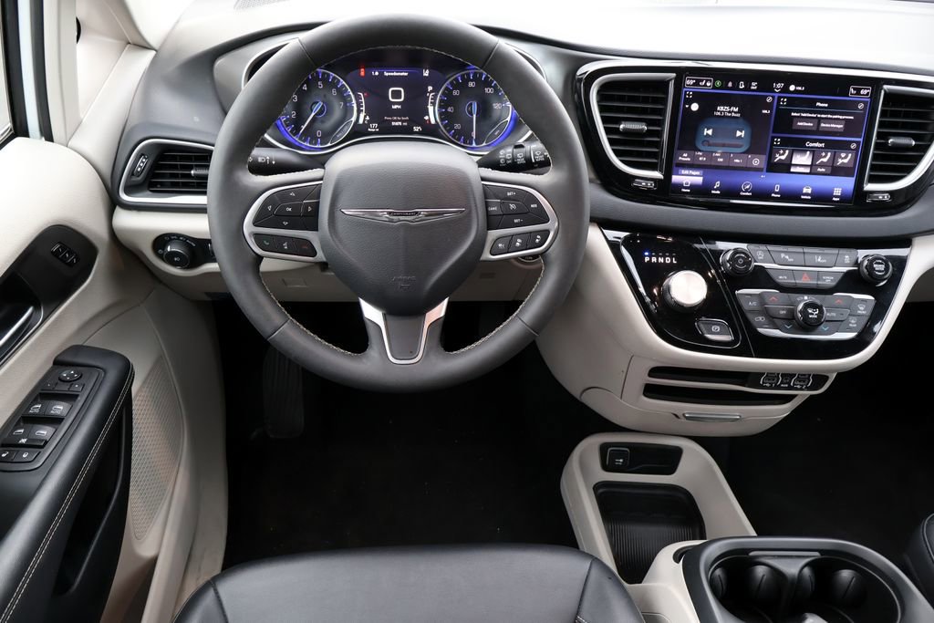 Used 2024 Chrysler Pacifica Touring-L FWD image 6