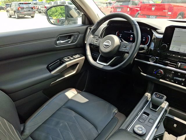 Used 2024 Nissan Pathfinder Platinum w/ Cargo Package AWD/4WD image 14