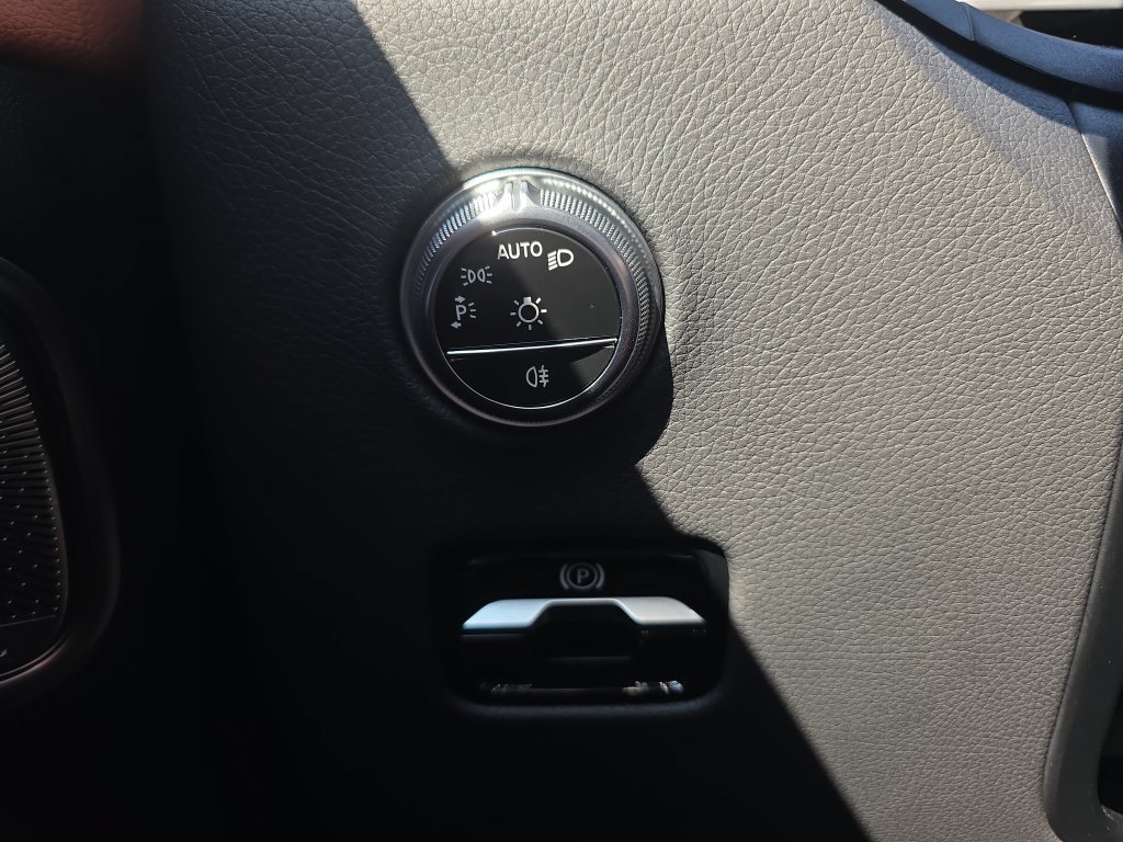 Used 2025 Mercedes-Benz GLC 300 4MATIC image 41