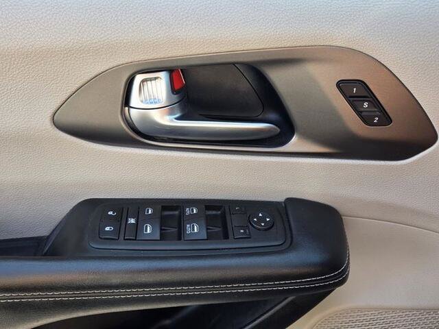 Used 2023 Chrysler Pacifica Touring-L FWD image 32
