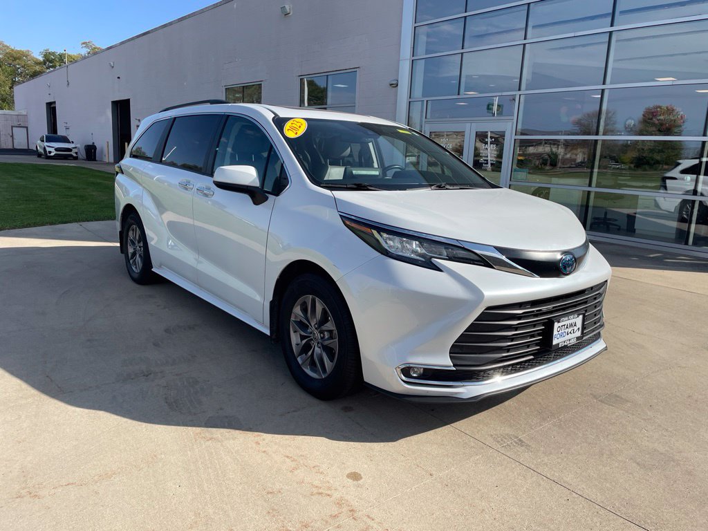 Used 2023 Toyota Sienna XLE AWD/4WD image 1