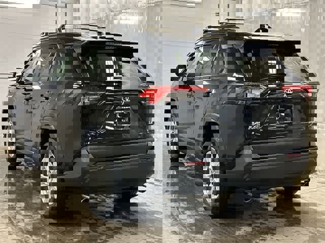 Used 2021 Toyota RAV4 LE image 3