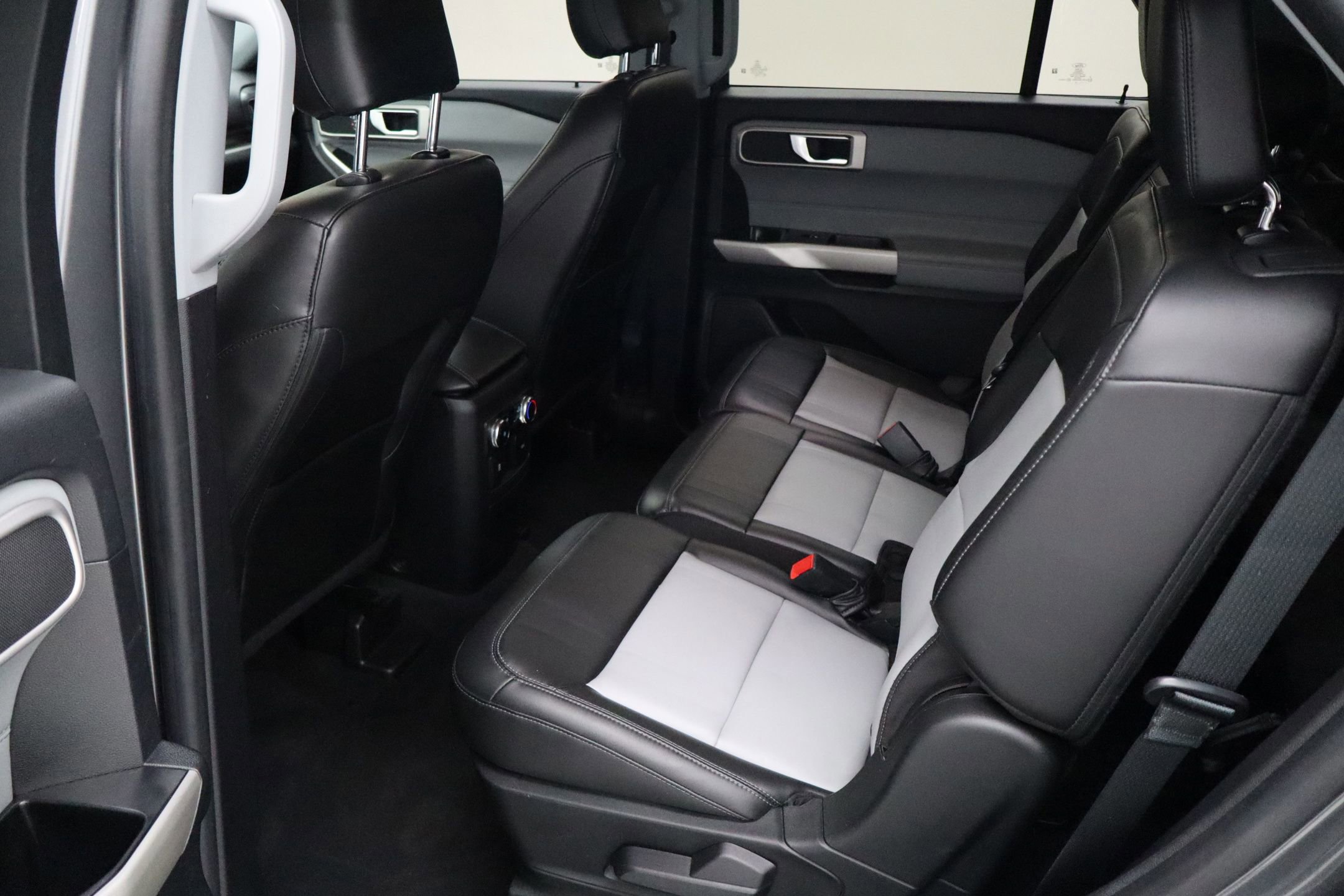 Certified 2022 Ford Explorer XLT w/ Equipment Group 202A image 26