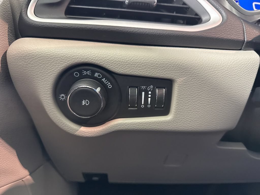 Used 2024 Chrysler Pacifica Touring-L FWD image 19