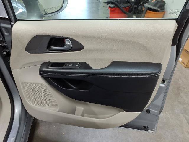 Used 2021 Chrysler Pacifica Touring-L FWD image 21