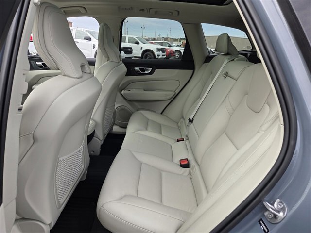 Used 2022 Volvo XC60 B5 Momentum image 10