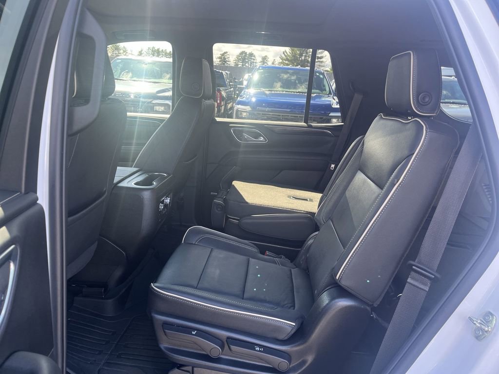 Used 2023 GMC Yukon SLT w/ SLT Luxury Package AWD/4WD image 4