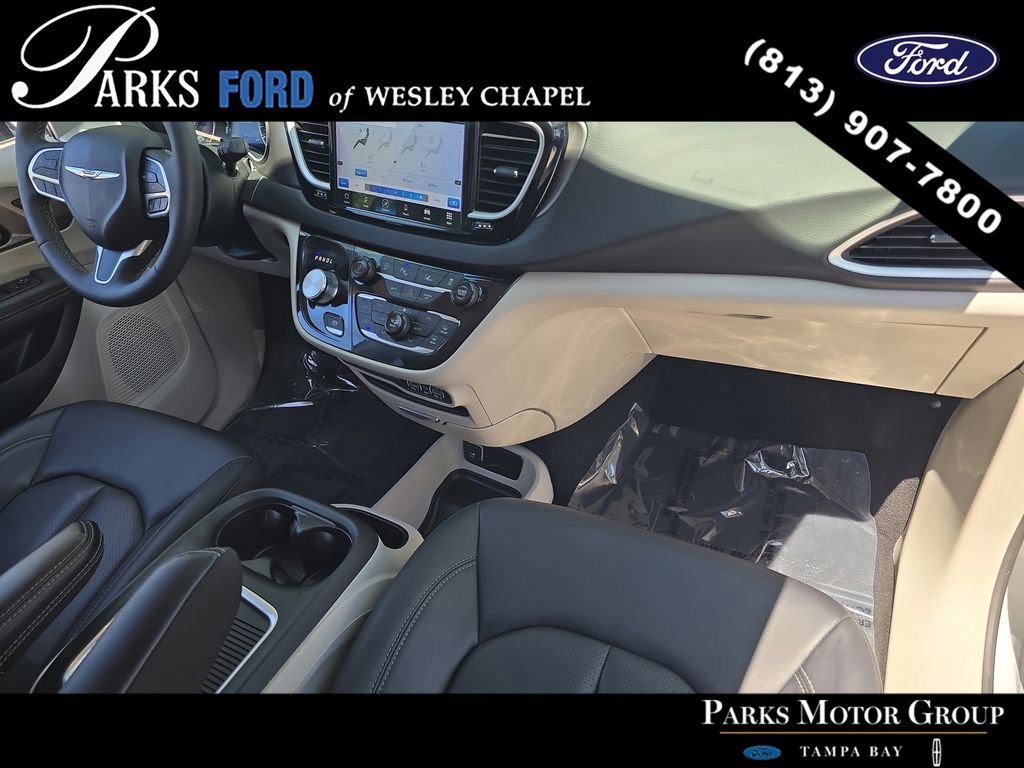 Used 2024 Chrysler Pacifica Touring-L FWD image 10