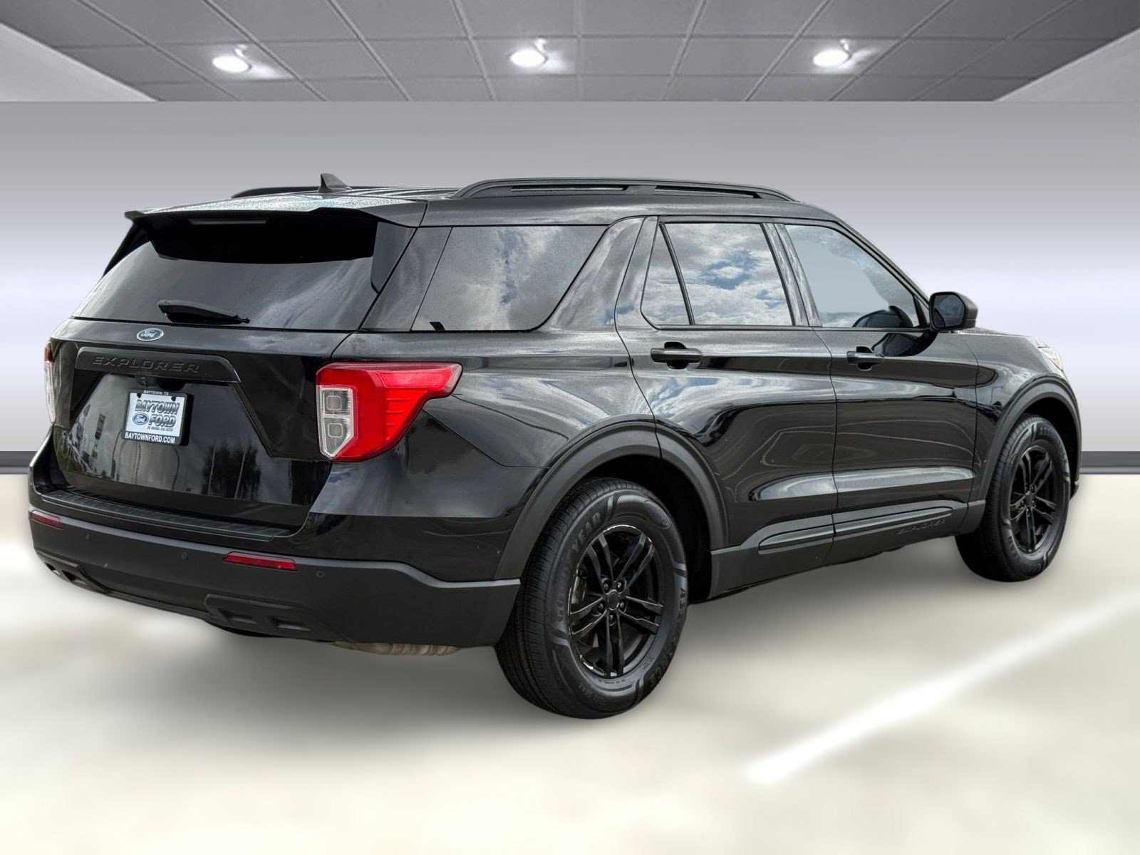 Certified 2022 Ford Explorer XLT w/ Equipment Group 202A image 3