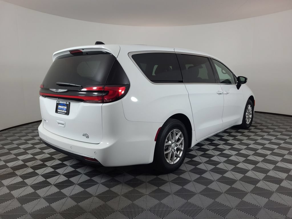 Used 2025 Chrysler Pacifica Select FWD image 3
