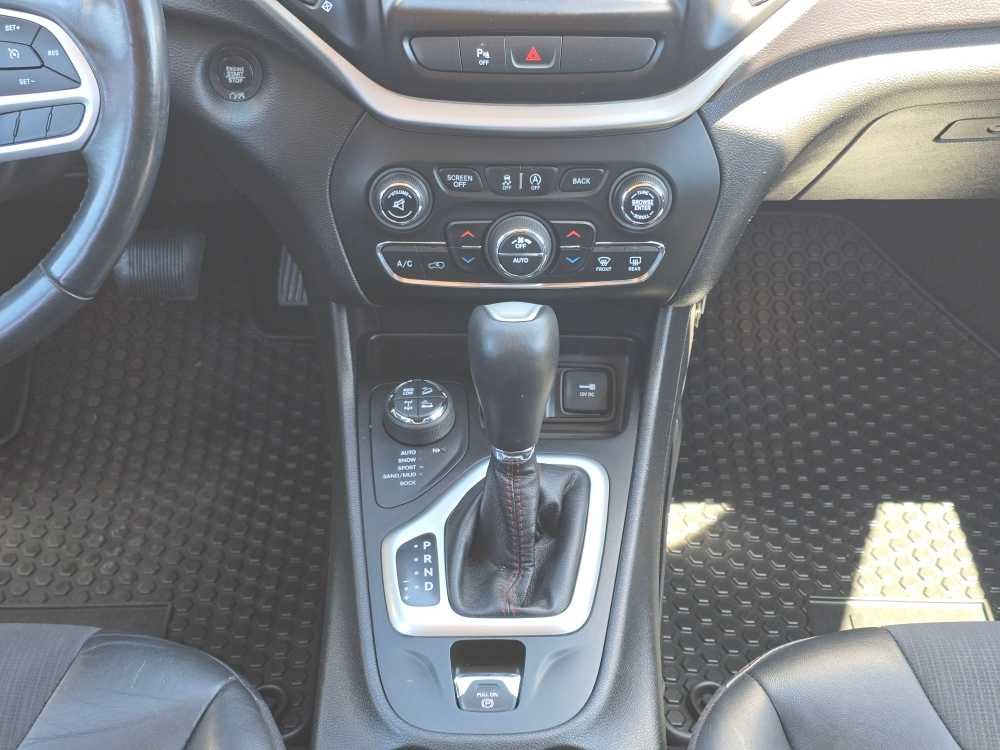 Used 2018 Jeep Cherokee Trailhawk w/ Trailer Tow Group AWD/4WD image 13