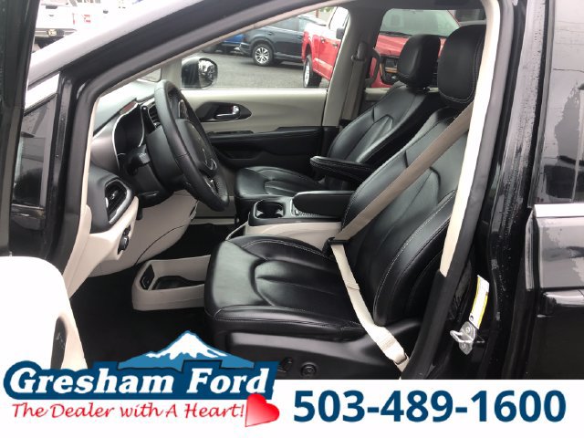 Used 2023 Chrysler Pacifica Touring-L FWD image 15