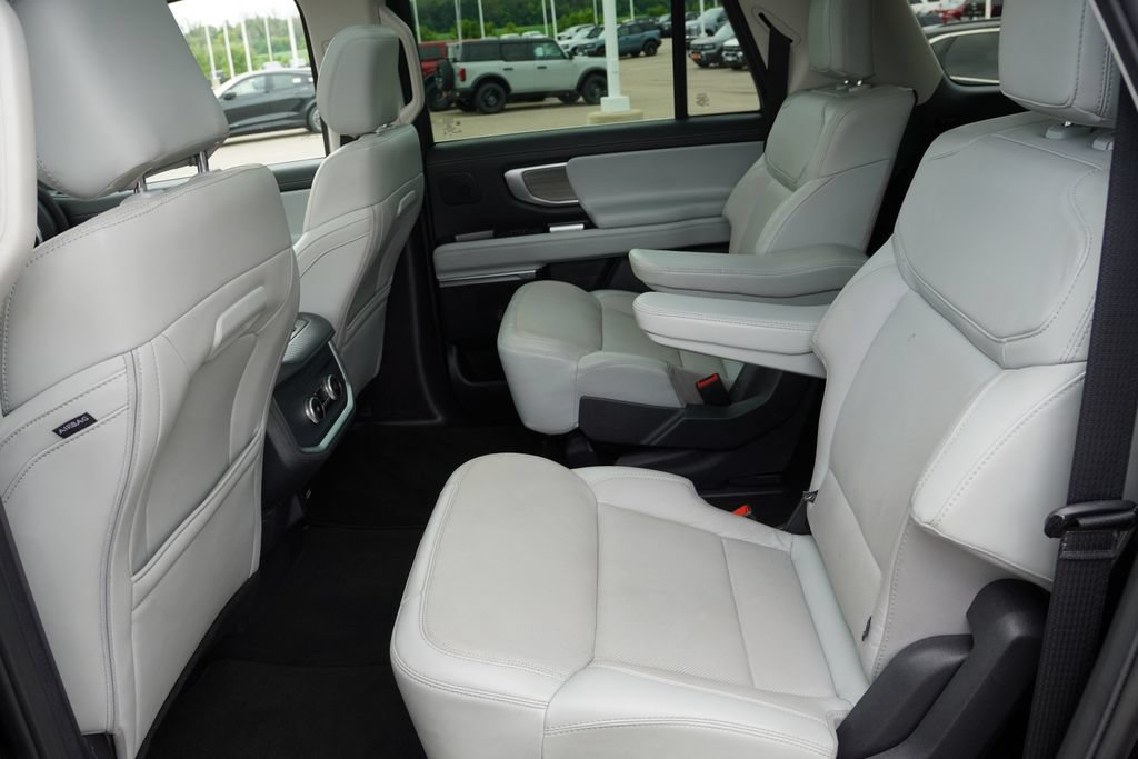 Certified 2025 Ford Expedition Max Platinum w/ Driver's Package AWD/4WD image 18