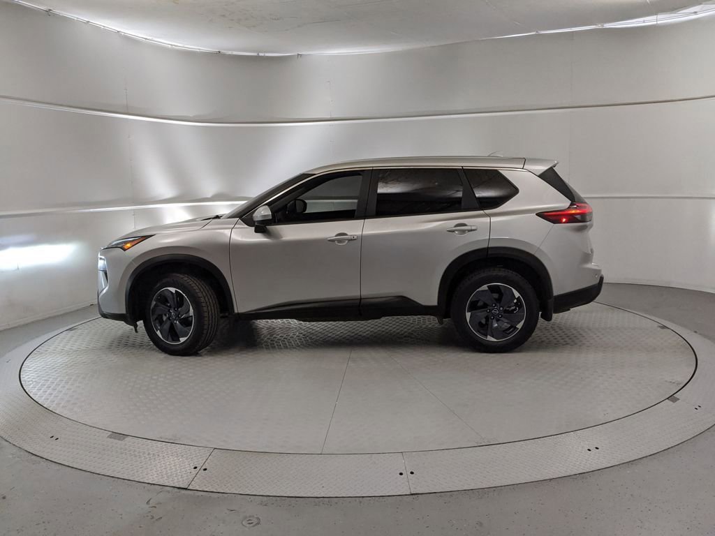 Used 2025 Nissan Rogue SV image 2