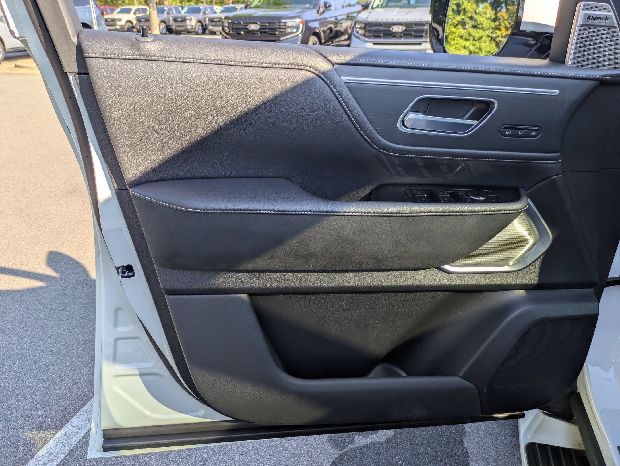 Used 2025 INFINITI QX80 Sensory AWD/4WD image 15