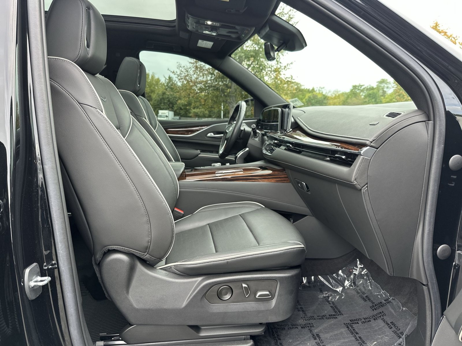 Used 2022 Cadillac Escalade Premium Luxury AWD/4WD image 29