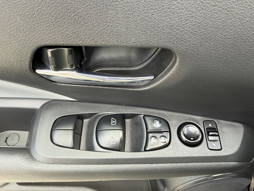 Used 2022 Nissan Kicks SR w/ Premium Package image 18