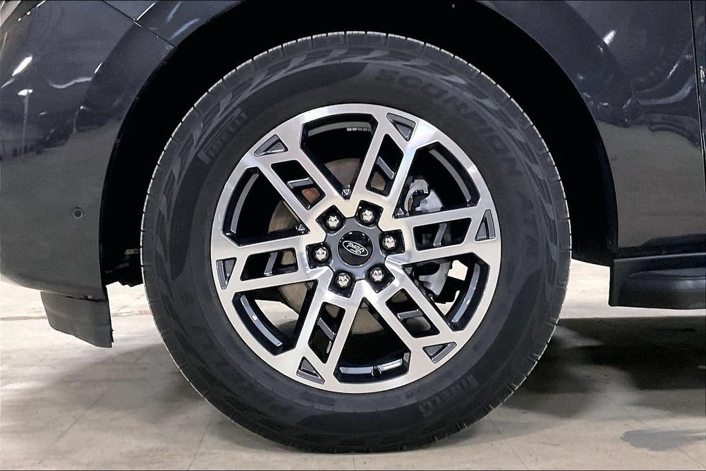 Certified 2025 Ford Expedition Active AWD/4WD image 9